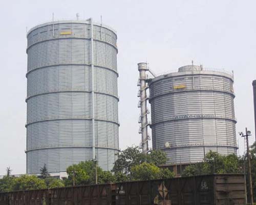 浙江杭州钢铁20万m3（左）、10万m3（右）多边型稀油密封煤气柜