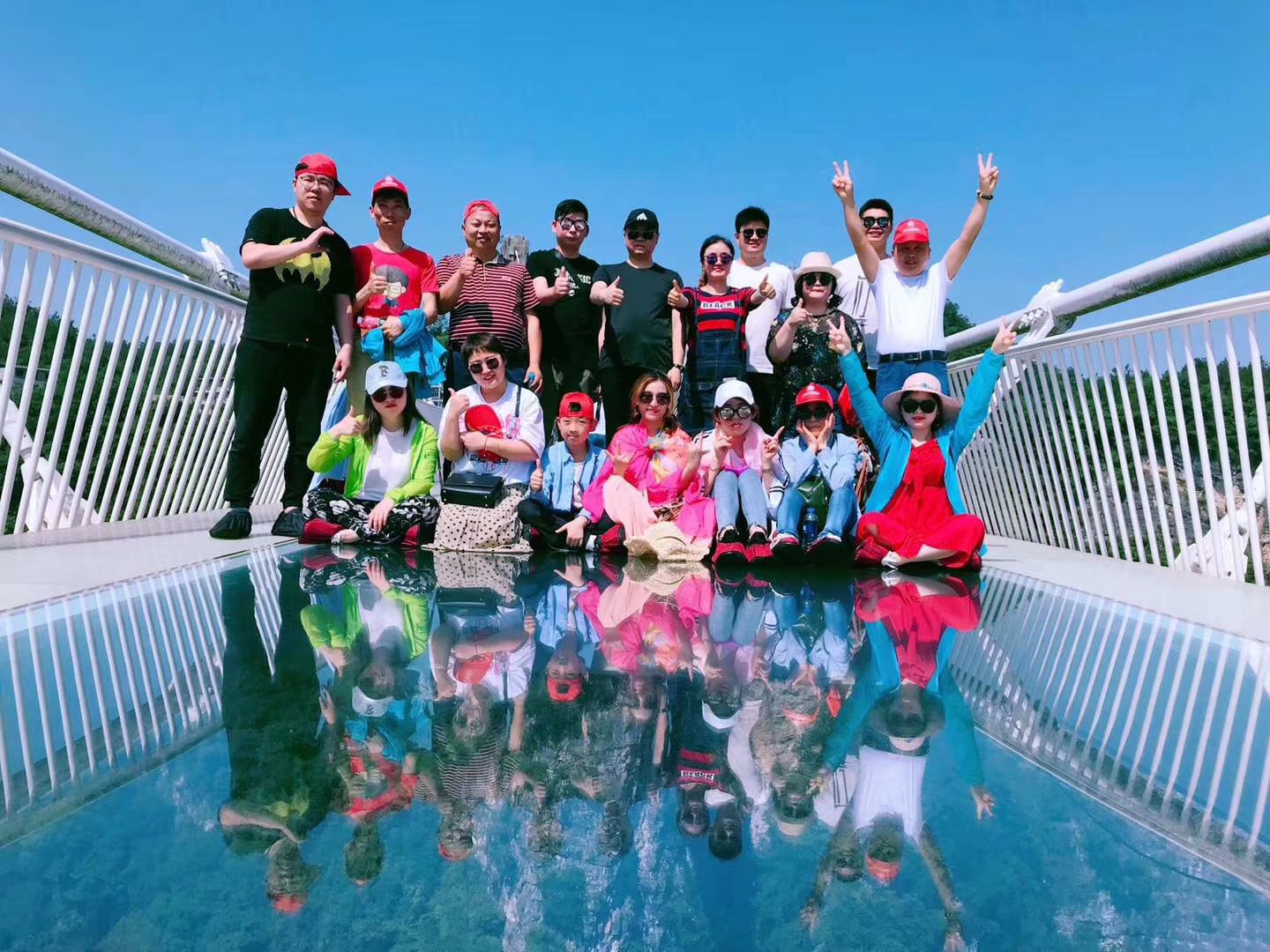 旅游季 | 趁著陽光正好，微風不燥，榮興的家人們來一場張家界五日游
